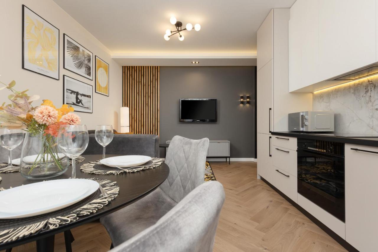 Stunning Family Apartment Ursynow With Parking & Balcony By Noclegi Renters Варшава Екстериор снимка